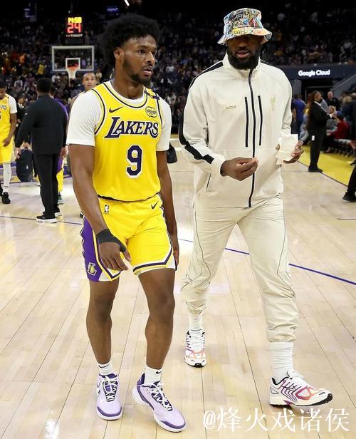 布朗尼砍17分4板3断 勇士狂胜湖人58分喜迎6连胜 布朗尼砍17分4板3断 勇士狂胜湖人58分喜迎6连胜